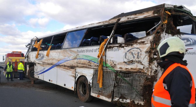 Вдигнаха катастрофиралия пътнически автобус на магистрала „Тракия” (снимки)