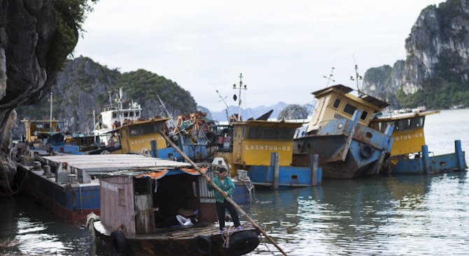 Жертвите на тайфуна Дамрей във Виетнам достигнаха най-малко 49 души (видео)
