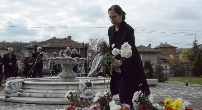 Депутат почете загиналите в катастрофата в Симеоновград (снимка)