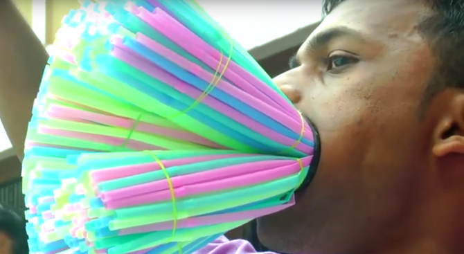 Индиец влезе в рекордите на Гинес, напъха в устата си 459 сламки (видео)