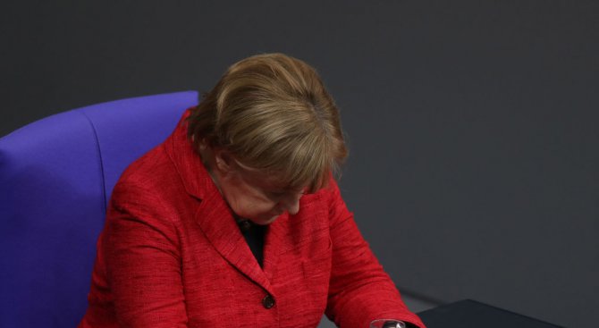 Франс прес: Непоклатимата Меркел се олюлява