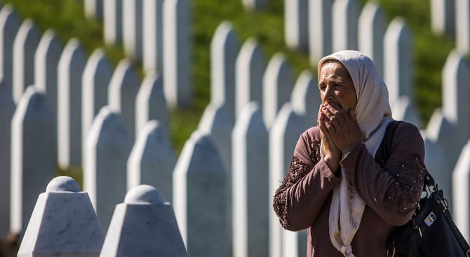 В Сребреница посрещнаха присъдата на Ратко Младич със сълзи на очи (видео)