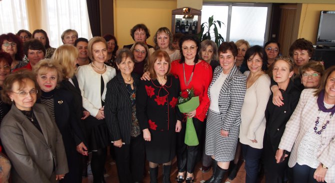 Корнелия Нинова: Каним жените от всички парламентарни групи в кампанията &quot;Жените срещу насилиет