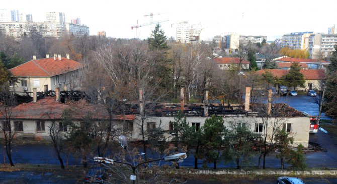 Сградата на бургаската жандармерия е напълно унищожена след пожара (снимки)