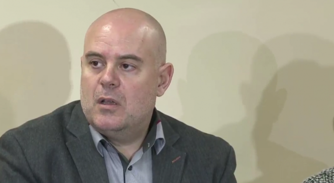 Прокурор Гешев: Проверяват се 30 аптеки и 3 болници (видео)