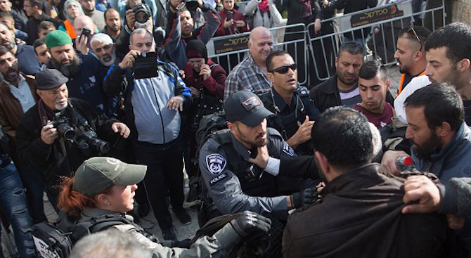 Насилие избухна в палестинските територии след петъчната молитва