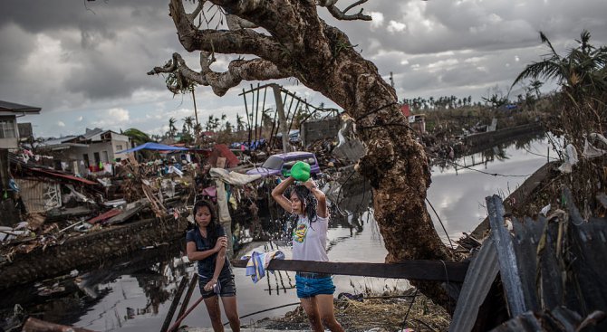Броят на загиналите при наводненията и свлачищата във Филипините достигна 200