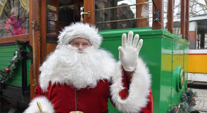 Дядо Коледа раздава подаръци в ретро трамвай (видео+снимки)