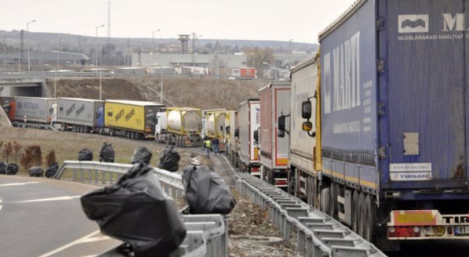 Интензивен е трафикът на границата ни с Турция и Румъния