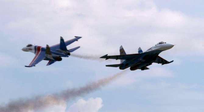Руски пилоти си спретнаха &quot;битка&quot; в небето (видео)