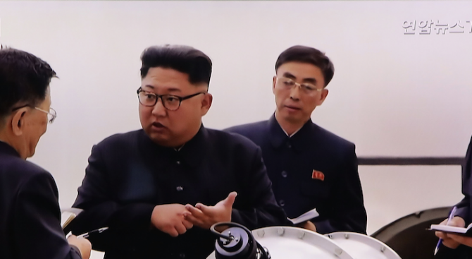 Ким Чен-ун нареди &quot;горещата линия&quot; с Южна Корея да бъде отворена отново
