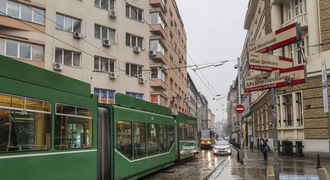 Повреда прекъсна движението на някои трамваи в София (снимки)