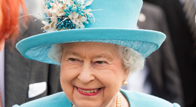 Кралица Елизабет II смени доставчик на бельо заради недискретност