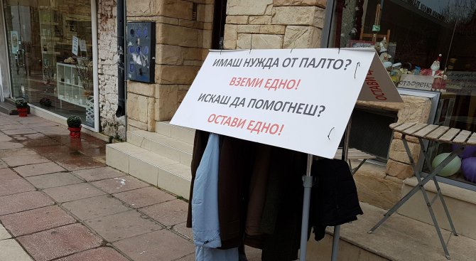 Поставиха щанд с безплатни връхни дрехи за бедните в центъра на Варна