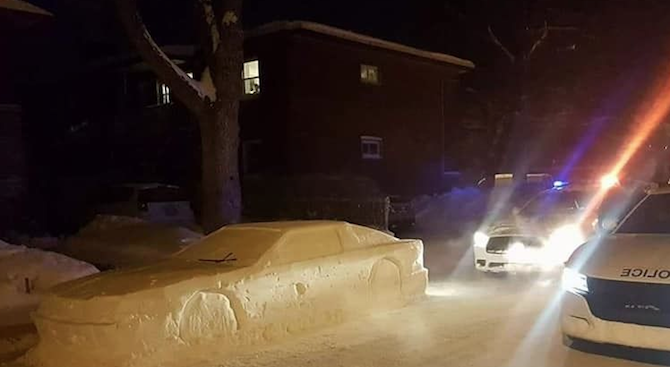 Глобиха автомобил от сняг за неправилно паркиране (снимки)