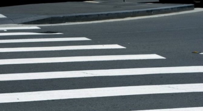 Лек автомобил блъсна жена на пешеходна пътека в Бургас