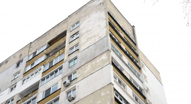 Млада жена падна от 9-тия етаж на блок в Кърджали