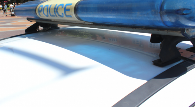 Командирован полицай в Троян случайно спипа моторист да кара без регистрационни табели и каска