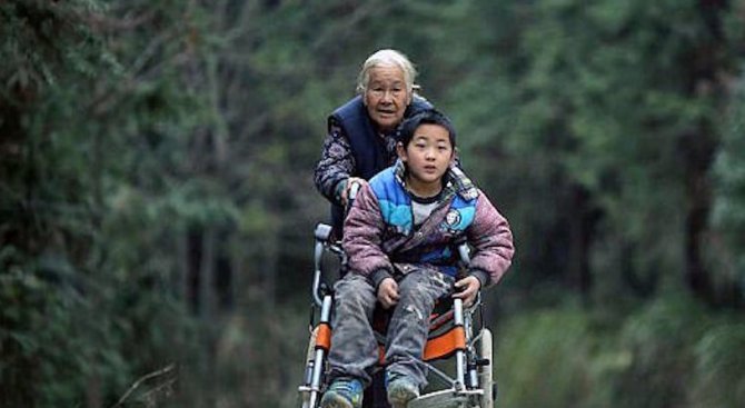 Китайка на 74 години изминава всеки ден 24 км, за да води болния си внук на училище