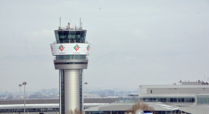 Кулата на РВД на летище София грейна с логото на Българското председателство (снимка)