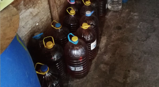 Откриха 1000 литра нелегална домашна ракия в частен дом в Сливен (снимки)