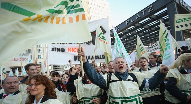 Работници в близо 250 германски компании излизат на стачка