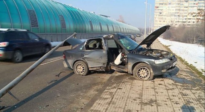 Рязаха катастрофирала кола в София, за да извадят ранена млада жена (видео)