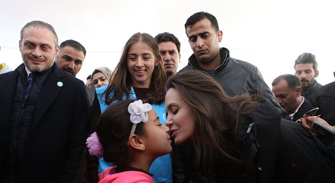 Анджелина Джоли се срещна с бежанци в Йордания (снимки+видео)