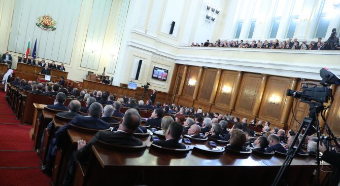 Депутатите почетоха с минута мълчание паметта на жертвите на комунизма, последваха скандали (видео)