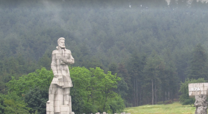 Година след ремонта: Паметникът на Христо Ботев в Калофер се руши