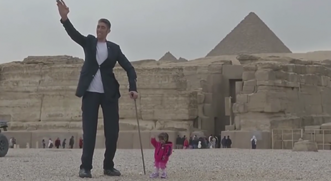 Най-високият мъж и най-ниската жена в света пред пирамидите в Гиза (видео)