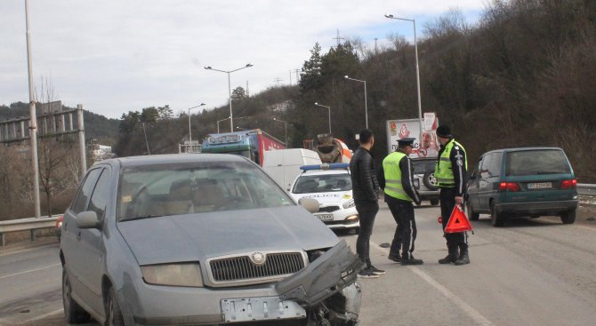Три катастрофи блокираха пътя Е-79 край Мездра (снимки)