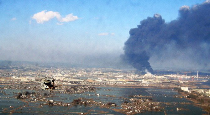 Един човек загина, а един изчезна след катастрофа на военен хеликоптер в Япония (видео)