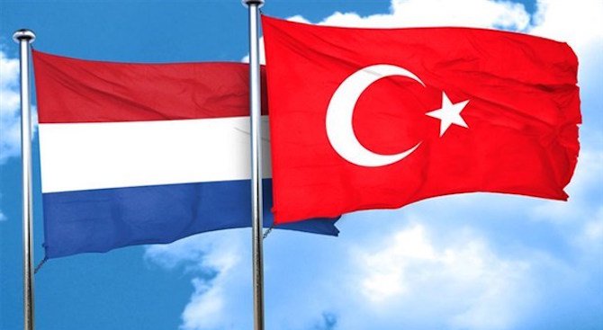 Холандия изтегли посланика си от Турция
