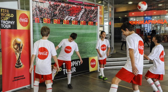 Млади футболисти изненадаха приятно софиянци в метрото по случай посрещането на Световната купа на F