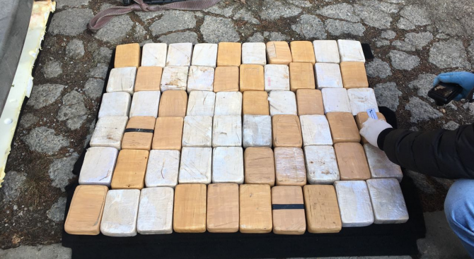 Служители на ГДБОП откриха 38 килограма хероин и кокаин (снимки)