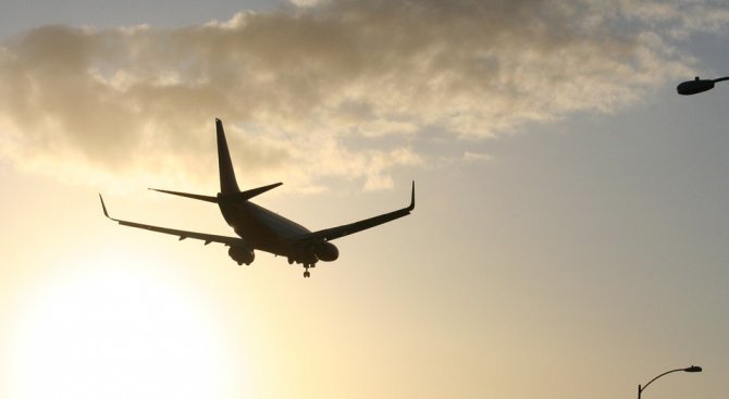 Пърдящ пътник принуди самолет да кацне аварийно