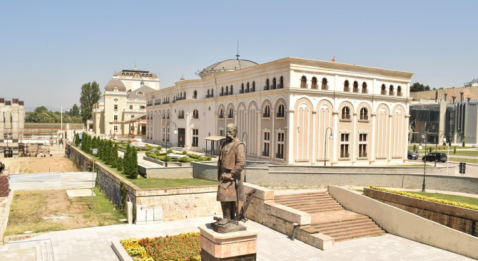 В Скопие демонтират паметници в опит да успокоят Гърция