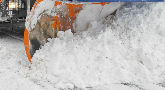 АПИ съветва: Ако е възможно, не пътувайте! 1800 снегорина чистят пътищата в страната