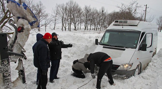 Близо 150 автомобила са блокирани в снега по пътя Равда - Несебър