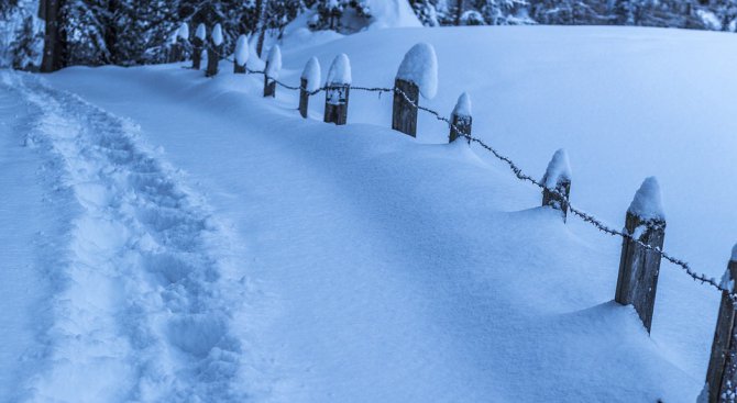 Двама възрастни и малко дете загинаха във Великобритания заради снеговалежите и студа