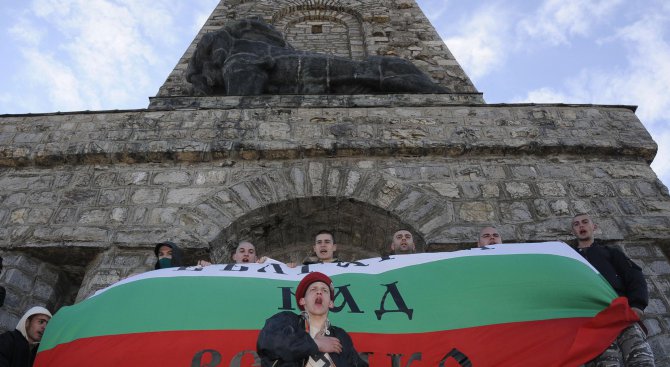 Хиляди българи изкачиха Шипка на Трети март