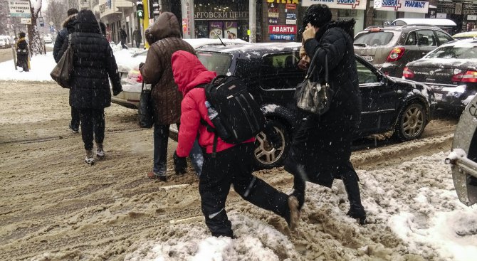 Непочистени улици и тротоари изненадаха столичани в първия ден от седмицата (снимки)