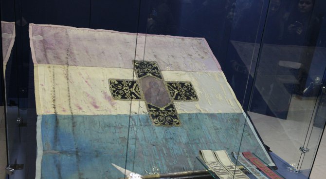 НВИМ представя оригиналните знамена на българското опълчение
