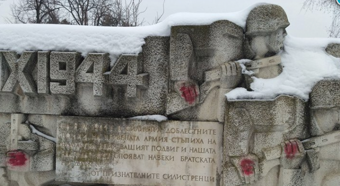 Паметникът на Съветската армия в Силистра е нацапан с боя