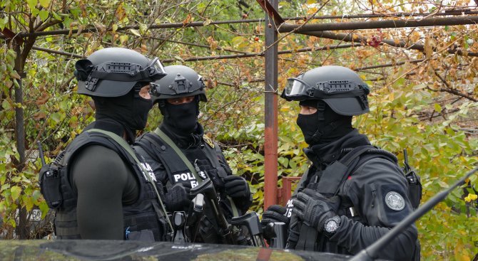 Полицията нахлу в бургаско гето, вкараха 12 мъже в ареста