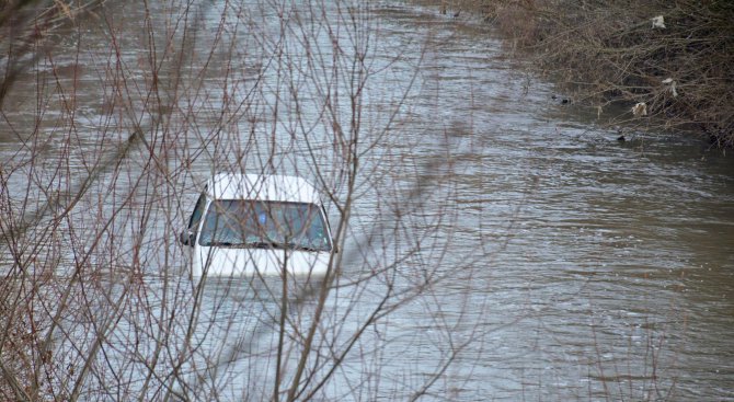 Кола падна в река Места, шофьорът загина на място