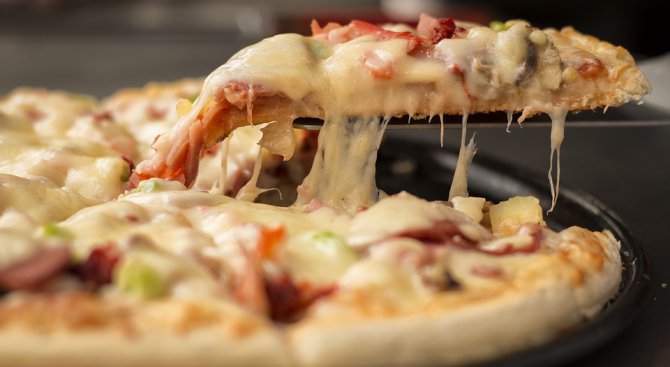 Пицария постави рекорд, изработвайки пица със 111 сирена