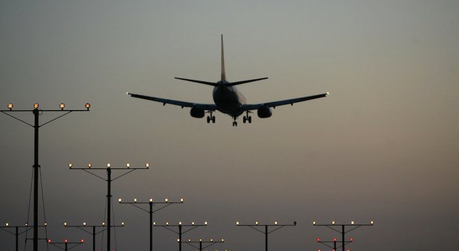Пиян пътник принуди самолет да кацне аварийно в София
