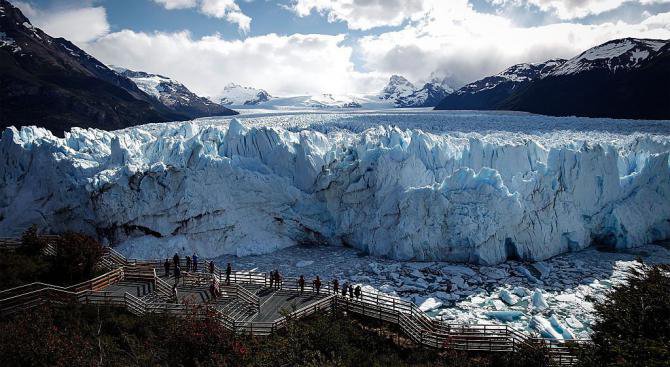 Сводът на ледника Перито Морено се разцепи на две по време на буря (видео)